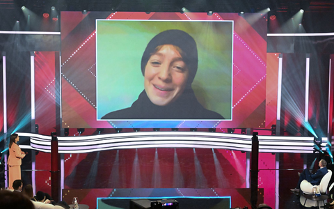 Leonie Benesch kann den Preis als Beste Darstellerin wegen einer Covid-Erkrankung nur virtuell in Empfang nehmen. - Foto: Felix Hörhager/dpa