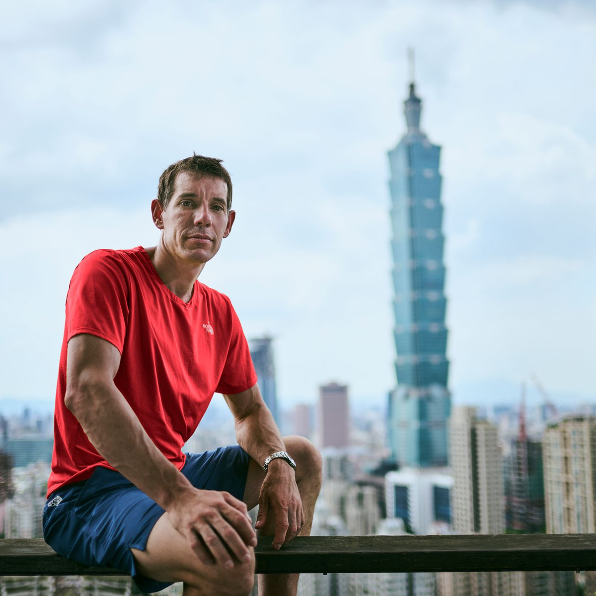 Der waghalsige Aufstieg Alex Honnolds auf den über 500 Meter hohen Taipeh 101 muss um ein Tag verschoben werden. - Foto: Corey Rich/Netflix/dpa