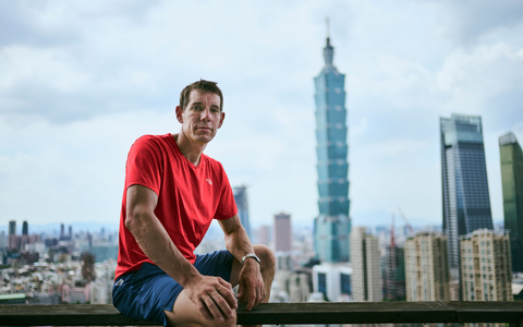 Der waghalsige Aufstieg Alex Honnolds auf den über 500 Meter hohen Taipeh 101 muss um ein Tag verschoben werden. - Foto: Corey Rich/Netflix/dpa