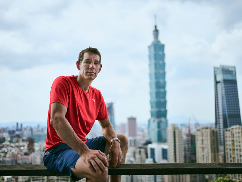 Der waghalsige Aufstieg Alex Honnolds auf den ĂĽber 500 Meter hohen Taipeh 101 muss um ein Tag verschoben werden. - Foto: Corey Rich/Netflix/dpa