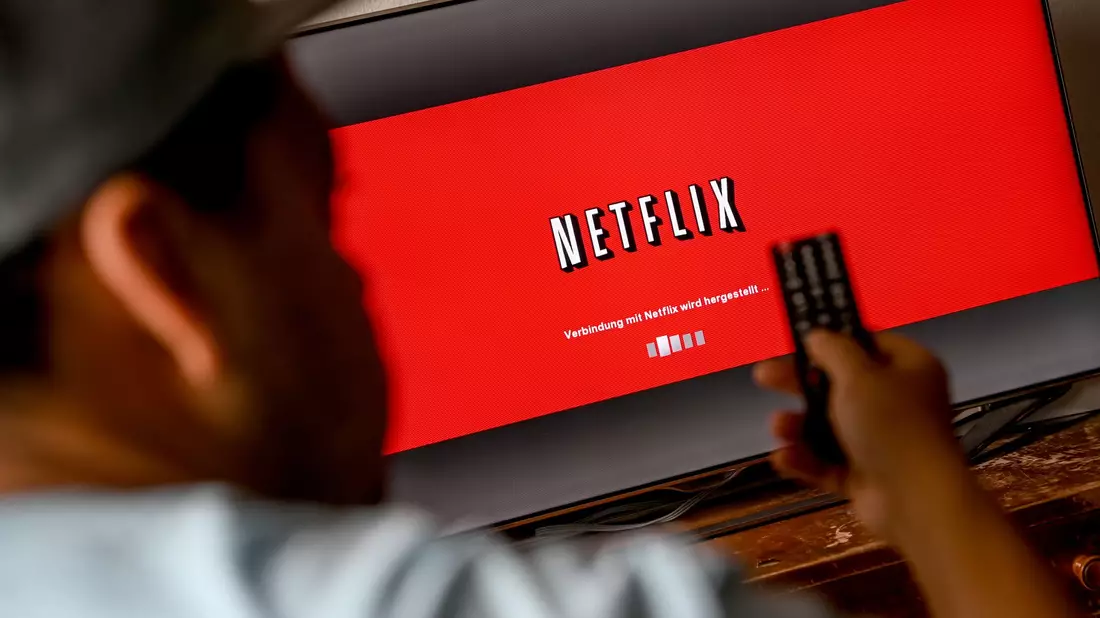  Mit dem Angebot der Streaming-Anbieter ist Binge-Watching zum gesellschaftlichen Phänomen geworden - mit gewissem Sucht-Potenzial.  - Bild: Britta Pedersen/dpa-Zentralbild/dpa