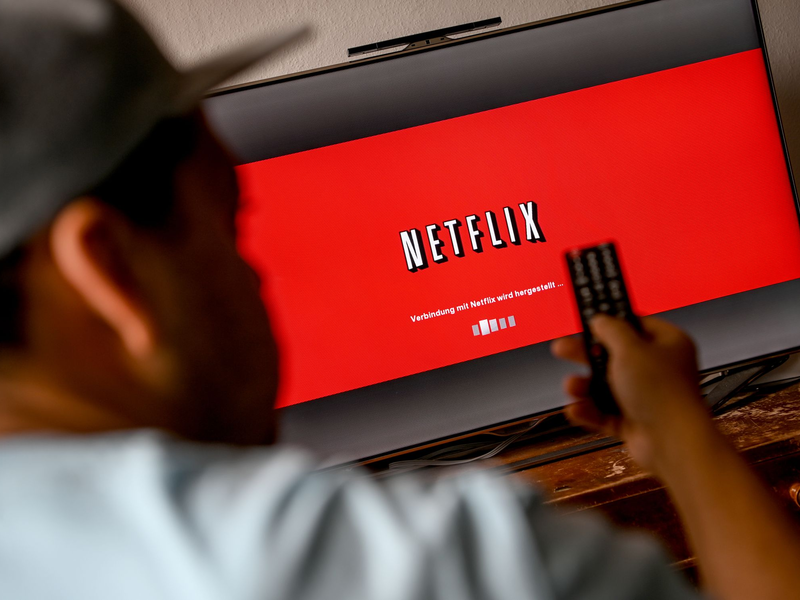  Mit dem Angebot der Streaming-Anbieter ist Binge-Watching zum gesellschaftlichen Phänomen geworden - mit gewissem Sucht-Potenzial.  - Foto: Britta Pedersen/dpa-Zentralbild/dpa