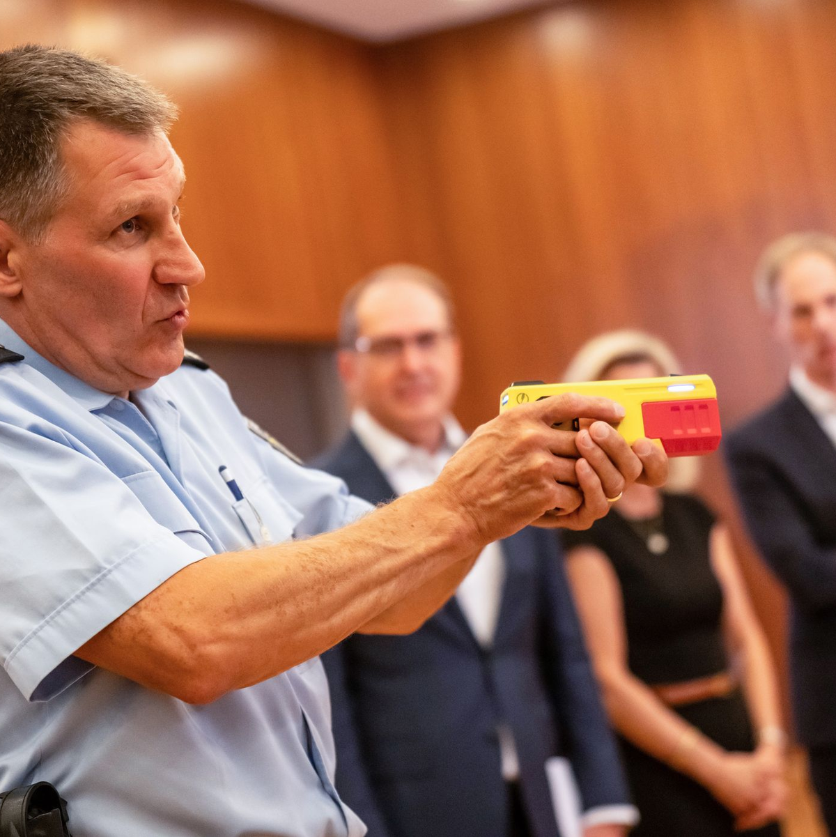 Ein Polizist erklärte die Funktionsweise eines Distanz-Elektroimpulsgeräts im vergangenen Jahr im Innnenministerium. (Archivfoto) - Foto: Michael Kappeler/dpa