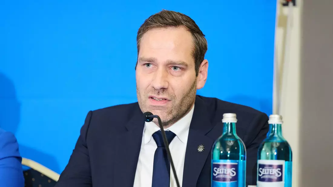 Der Bundesvorsitzende der Gewerkschaft der Polizei (GdP), Jochen Kopelke, sagt, die GdP sei die «ideologische Debatte» über den Taser langsam leid. (Archivfoto)  - Bild: Annette Riedl/dpa