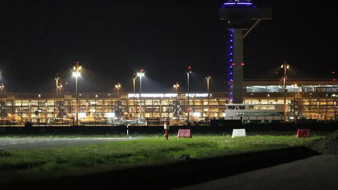 Flughafen BER bei Nacht (Archiv) - Bild: via dts Nachrichtenagentur