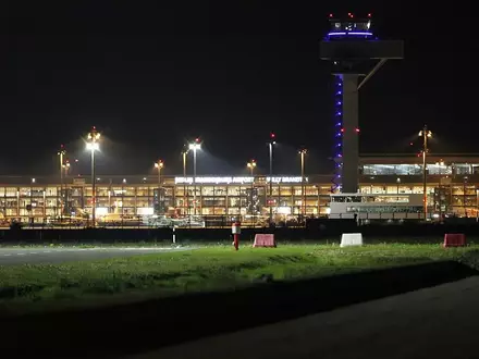 Flughafen BER bei Nacht (Archiv) - Foto: via dts Nachrichtenagentur