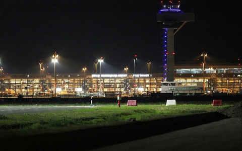 Flughafen BER bei Nacht (Archiv) - Foto: via dts Nachrichtenagentur