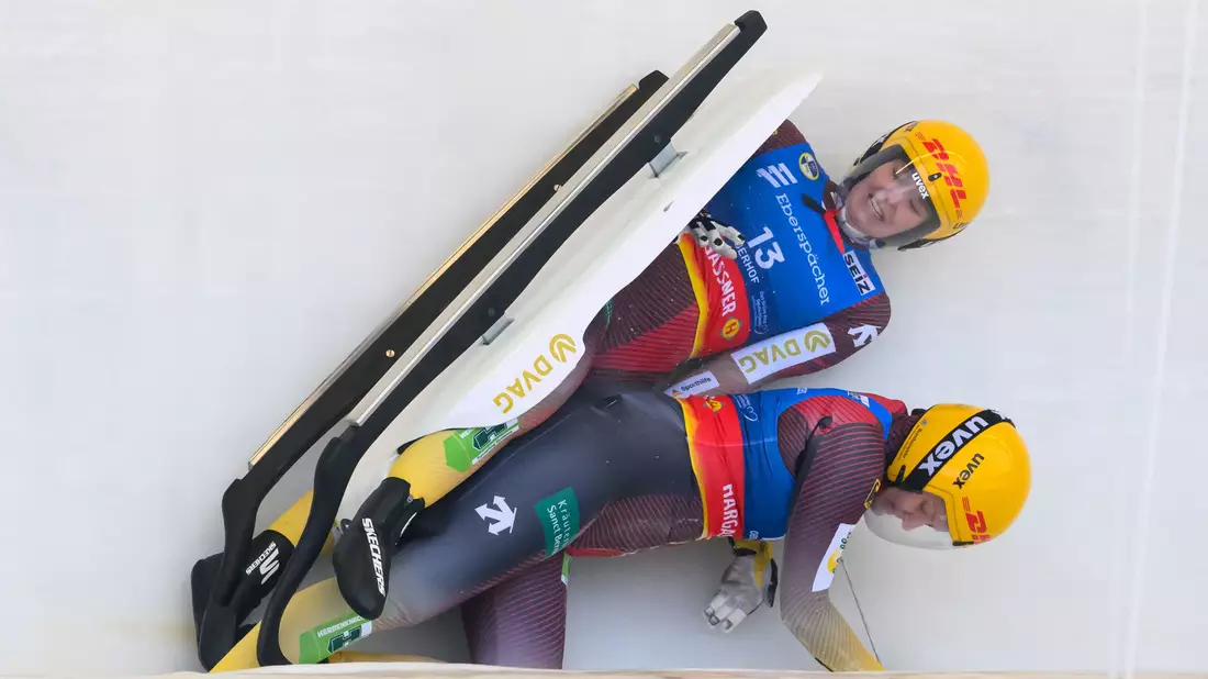 Die Olympia-Starterinnen Dajana Eitberger (r) und Magdalena Matschina stürzten beim Weltcup in Oberhof.   - Bild: Robert Michael/dpa