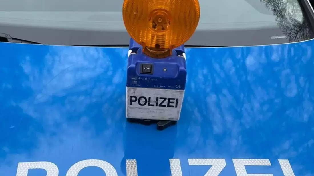 POL-STD: Unbekannte Autokäufer stellen PKW an der Autobahn ab - Absicherungsleuchten der Polizei entwendet - Bild: presseportal.de