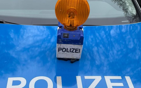 POL-STD: Unbekannte Autokäufer stellen PKW an der Autobahn ab - Absicherungsleuchten der Polizei entwendet - Foto: presseportal.de
