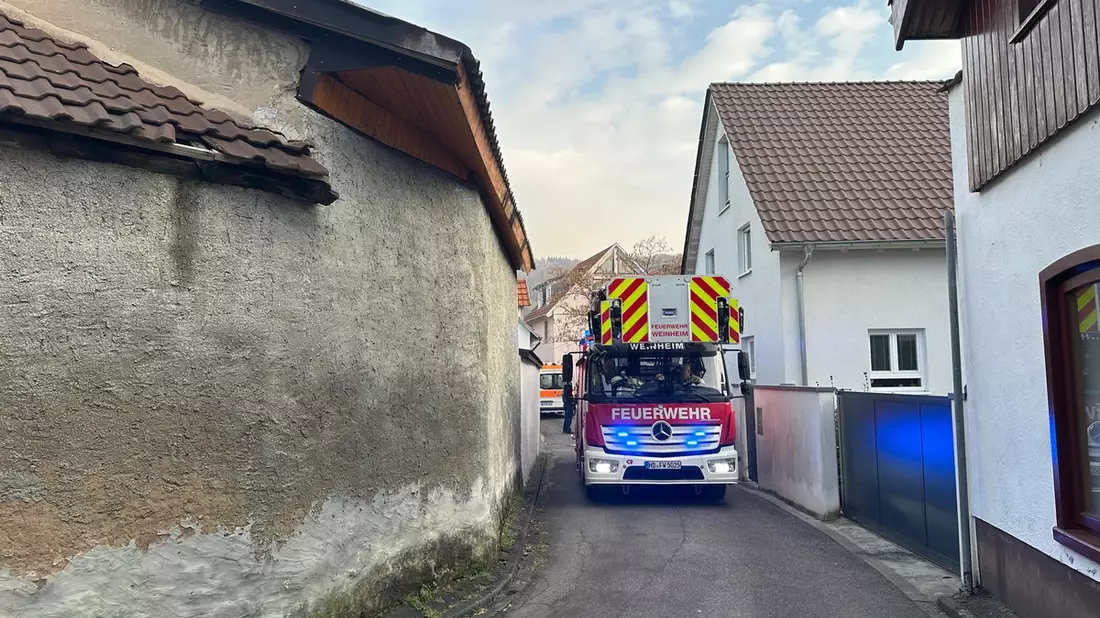 FW Weinheim: Gemeldeter Kaminbrand in der Rosengasse - Bild: presseportal.de