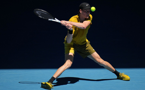 Jannik Sinner quälte sich in Melbourne ins Achtelfinale. - Foto: Dita Alangkara/AP/dpa
