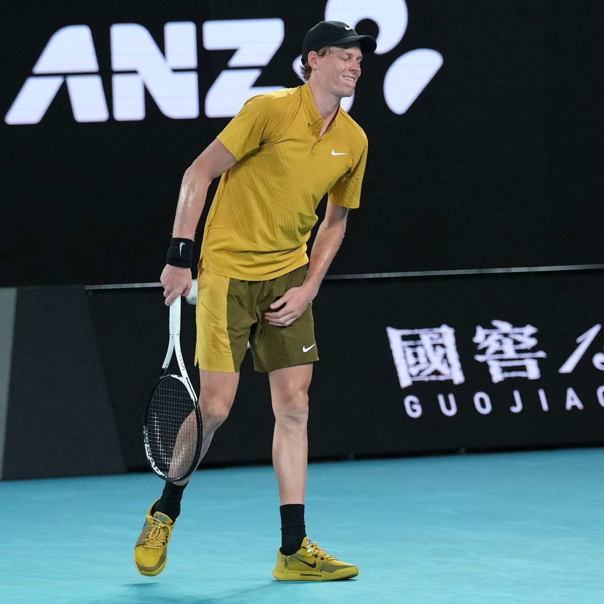 Jannik Sinner litt im heißen Melbourne unter Krämpfen. - Foto: Dita Alangkara/AP/dpa