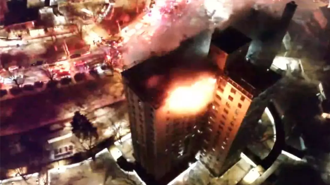 Angaben zur Brandursache oder möglichen Opfern gab es zunächst nicht.  - Bild: Uncredited/New York City Fire Department/AP/dpa