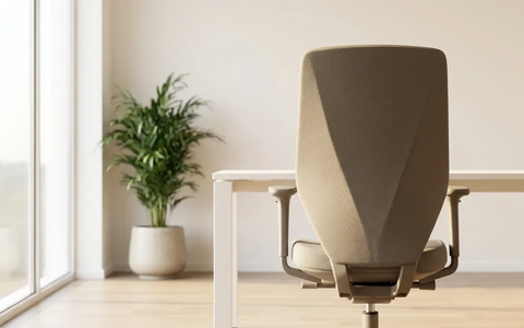 Sitzende Rumpf-Rotation: Der 2-Minuten-Twist gegen Rückenschmerzen - Foto: über boerse-global.de