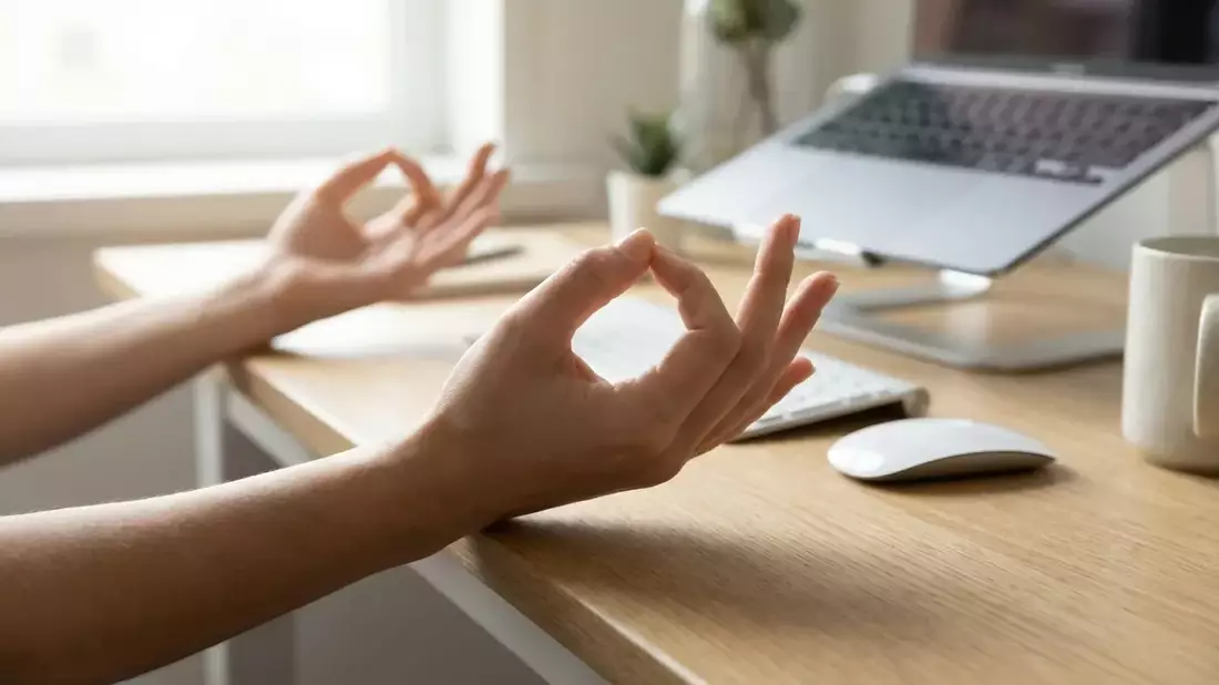 Finger-Yoga: Mudras werden zum Anti-Stress-Tool im Büro - Bild: über boerse-global.de