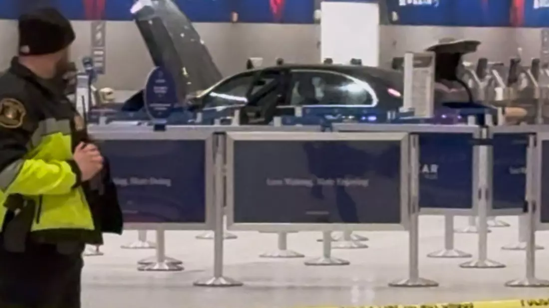 Ein Auto fährt durch ein Terminal und rammt einen Ticketschalter: Wie es zu dem Vorfall kommen konnte, war zunächst unklar.  - Bild: Sennel Threlkeld II/Sennel Threlkeld II/@_sennel/AP/dpa