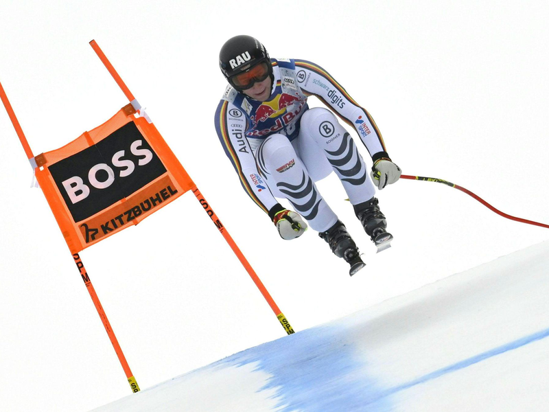 Luis Vogt gelingt eine bärenstarke Fahrt in Kitzbühel. - Foto: Hans Klaus Techt/APA/dpa