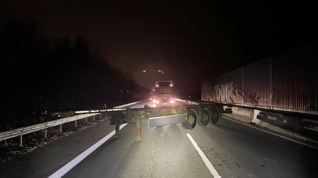 Der Sattelauflieger blockierte in der Dunkelheit alle Fahrspuren der Autobahn. (Foto: Polizei Bremen/dpa) - Bild: -/Polizei Bremen/dpa