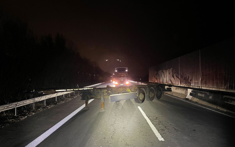 Der Sattelauflieger blockierte in der Dunkelheit alle Fahrspuren der Autobahn. (Foto: Polizei Bremen/dpa) - Foto: -/Polizei Bremen/dpa