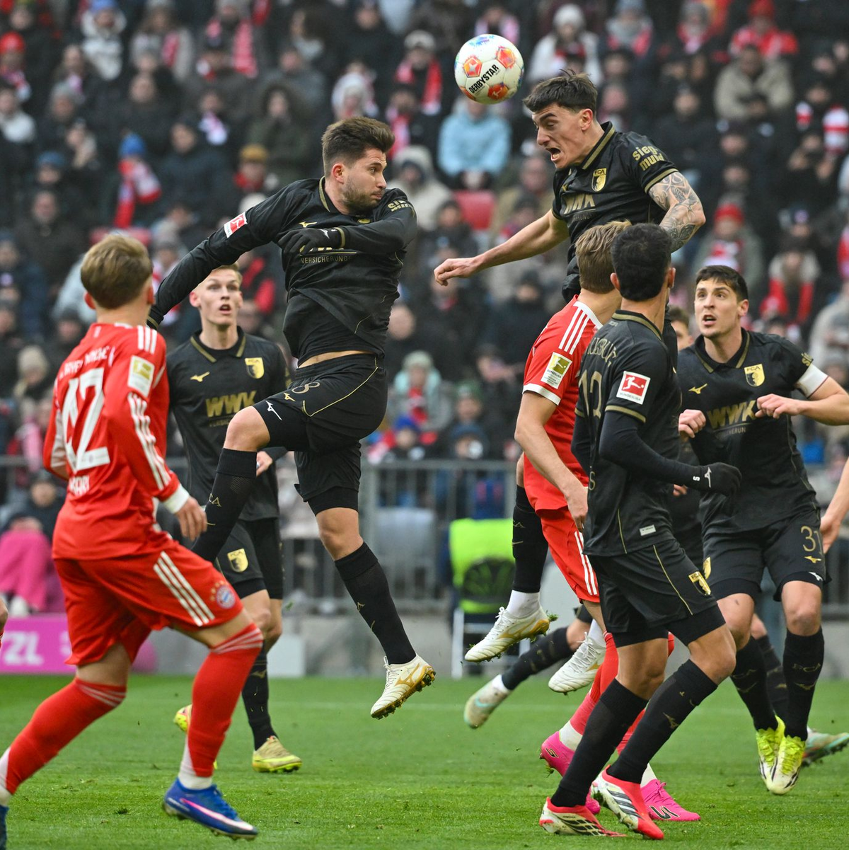 Mit viel Leidenschaft trat der FC Augsburg in München auf. - Foto: Peter Kneffel/dpa