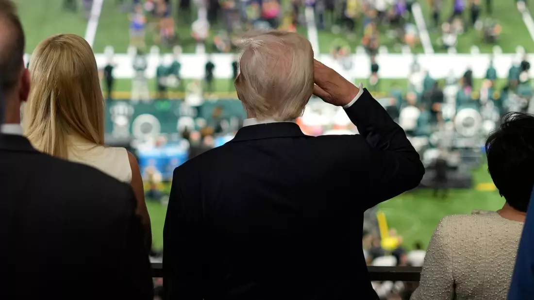 2025 war Trump noch beim Super Bowl dabei. (Archivbild) - Bild: Ben Curtis/AP/dpa