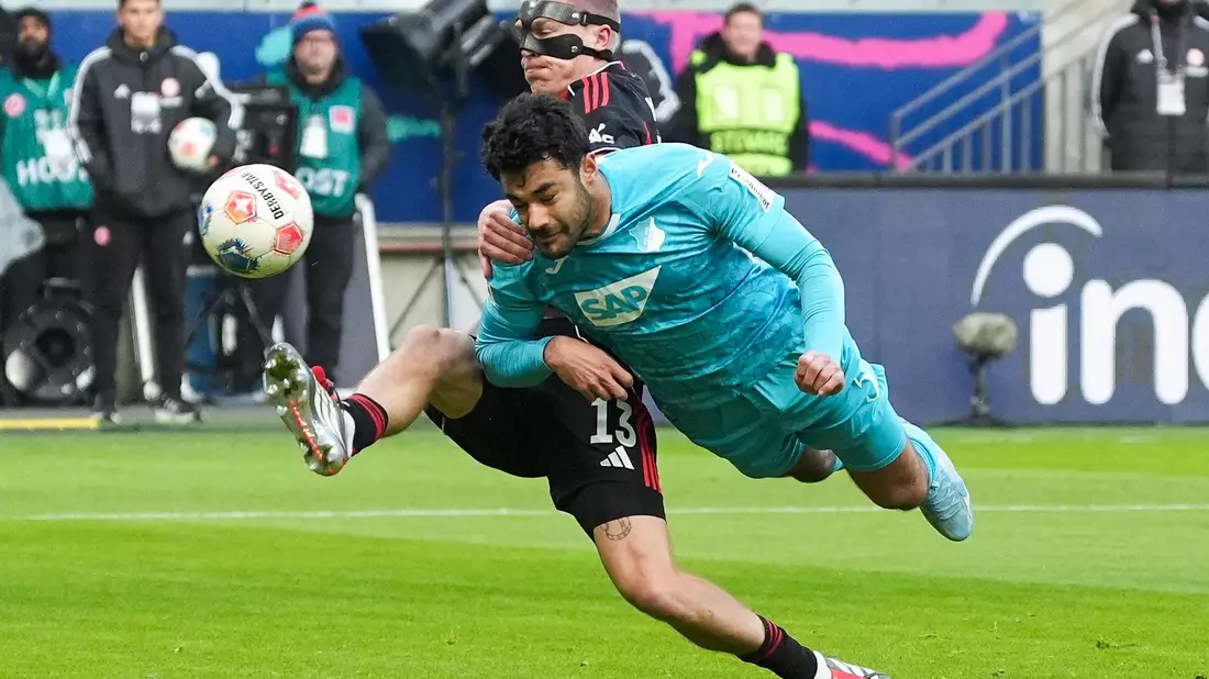 Kommt ein Hoffenheimer geflogen: Ozan Kabak (r) im Duell mit Frankfurts Rasmus Kristensen. - Bild: Marc Schüler/dpa