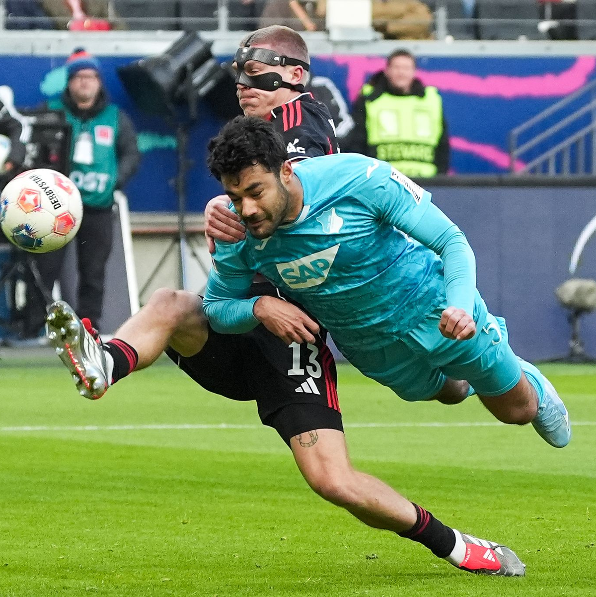 Kommt ein Hoffenheimer geflogen: Ozan Kabak (r) im Duell mit Frankfurts Rasmus Kristensen. - Foto: Marc Schüler/dpa