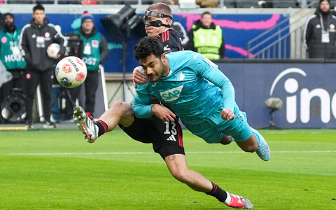 Kommt ein Hoffenheimer geflogen: Ozan Kabak (r) im Duell mit Frankfurts Rasmus Kristensen. - Foto: Marc Schüler/dpa Kommt ein Hoffenheimer geflogen: Ozan Kabak (r) im Duell mit Frankfurts Rasmus Kristensen. - Foto: Marc Schüler/dpa