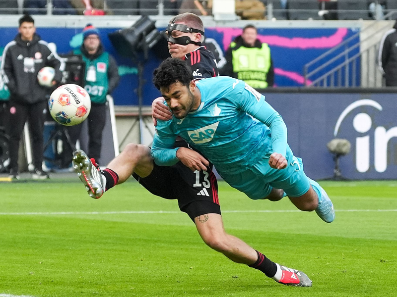 Kommt ein Hoffenheimer geflogen: Ozan Kabak (r) im Duell mit Frankfurts Rasmus Kristensen. - Foto: Marc Schüler/dpa