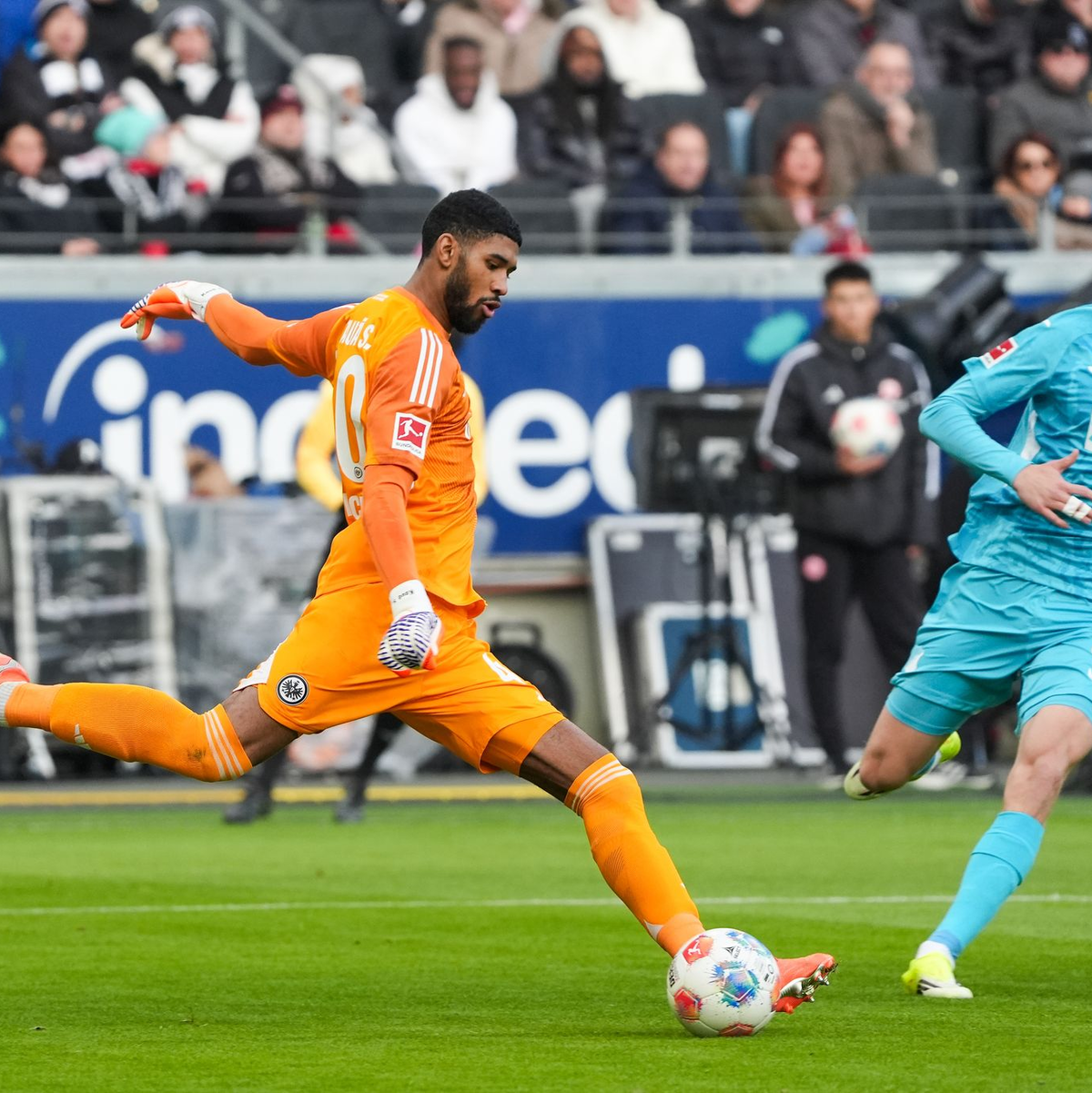 Erst stark, beim Gegentor aber unglücklich: Frankfurts Torhüter Kaua Santos. - Foto: Marc Schüler/dpa