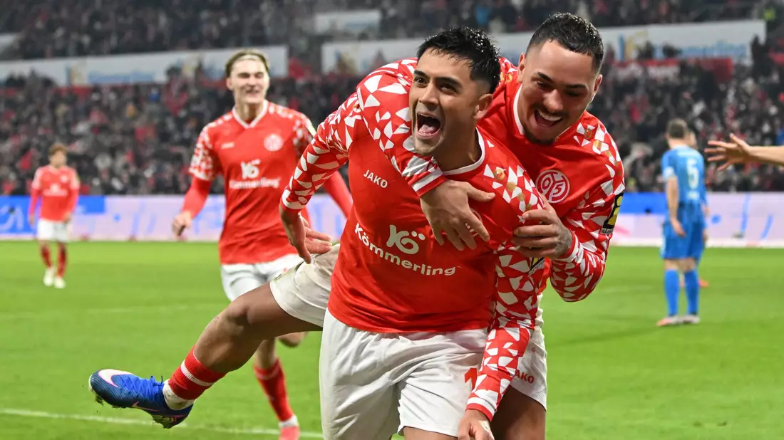 Gefeierter Mann bei Mainz: Nadiem Amiri (l.) - Bild: Torsten Silz/dpa