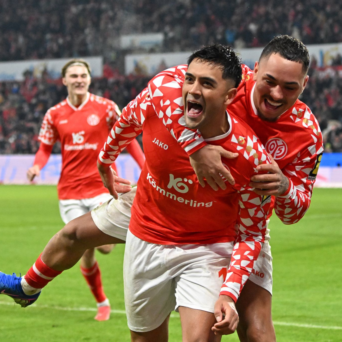 Gefeierter Mann bei Mainz: Nadiem Amiri (l.) - Foto: Torsten Silz/dpa