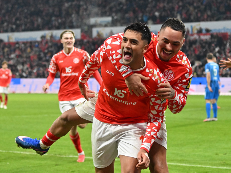 Gefeierter Mann bei Mainz: Nadiem Amiri (l.) - Foto: Torsten Silz/dpa