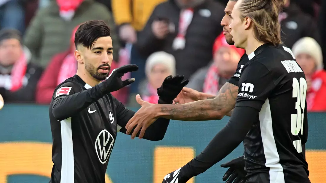 Mohammed Amoura (l.) freut sich über sein Tor zum 1:0 in Mainz. - Bild: Torsten Silz/dpa