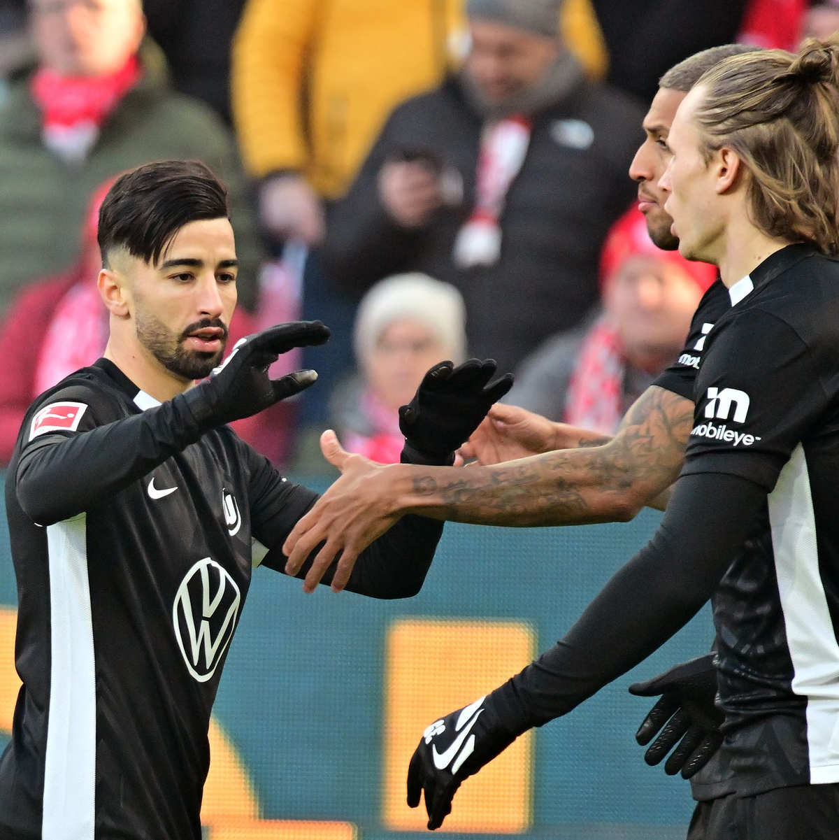 Mohammed Amoura (l.) freut sich über sein Tor zum 1:0 in Mainz. - Foto: Torsten Silz/dpa