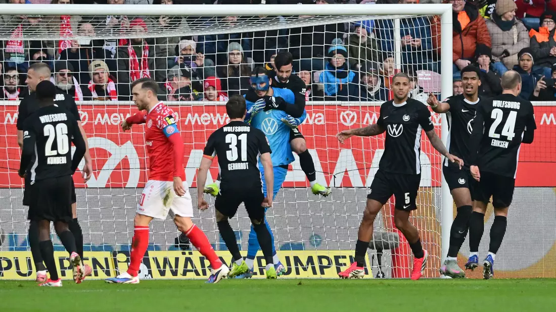 Mohammed Amoura (Mitte) feiert seinen Torwart Kamil Grabara für den gehaltenen Elfmeter.  - Bild: Torsten Silz/dpa