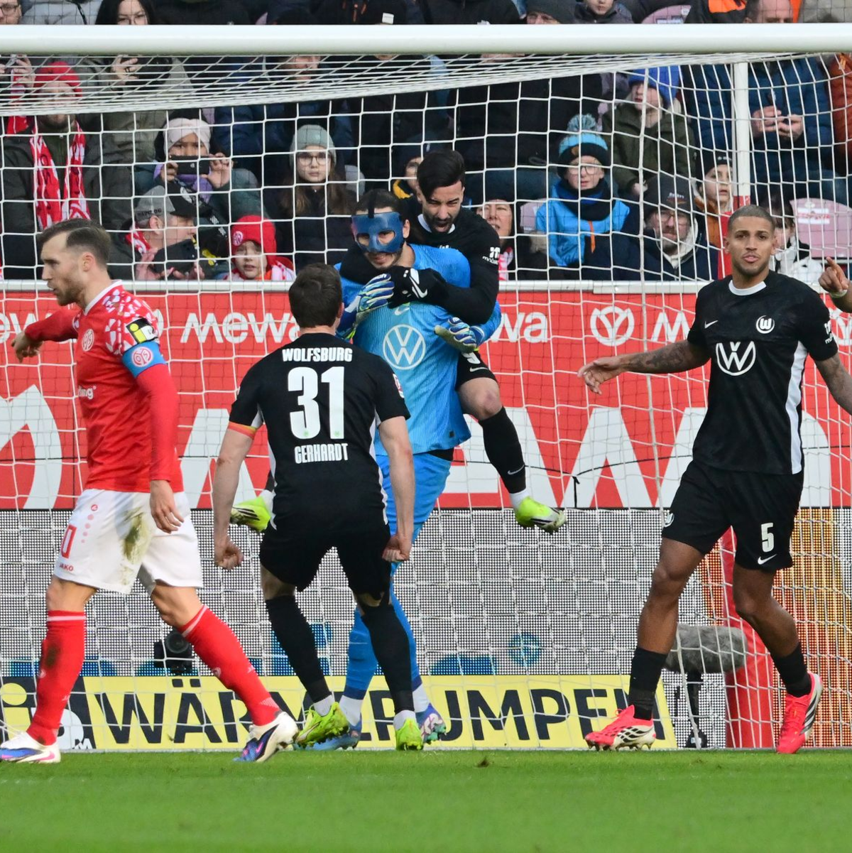 Mohammed Amoura (Mitte) feiert seinen Torwart Kamil Grabara für den gehaltenen Elfmeter.  - Foto: Torsten Silz/dpa