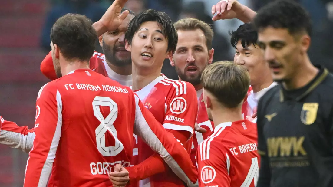 Die Bayern-Spieler bejubeln den 1:0-Führungstreffer.  - Bild: Peter Kneffel/dpa
