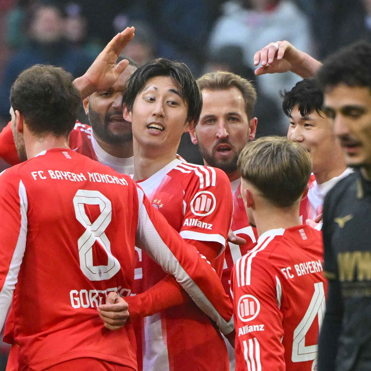 Die Bayern-Spieler bejubeln den 1:0-Führungstreffer.  - Foto: Peter Kneffel/dpa