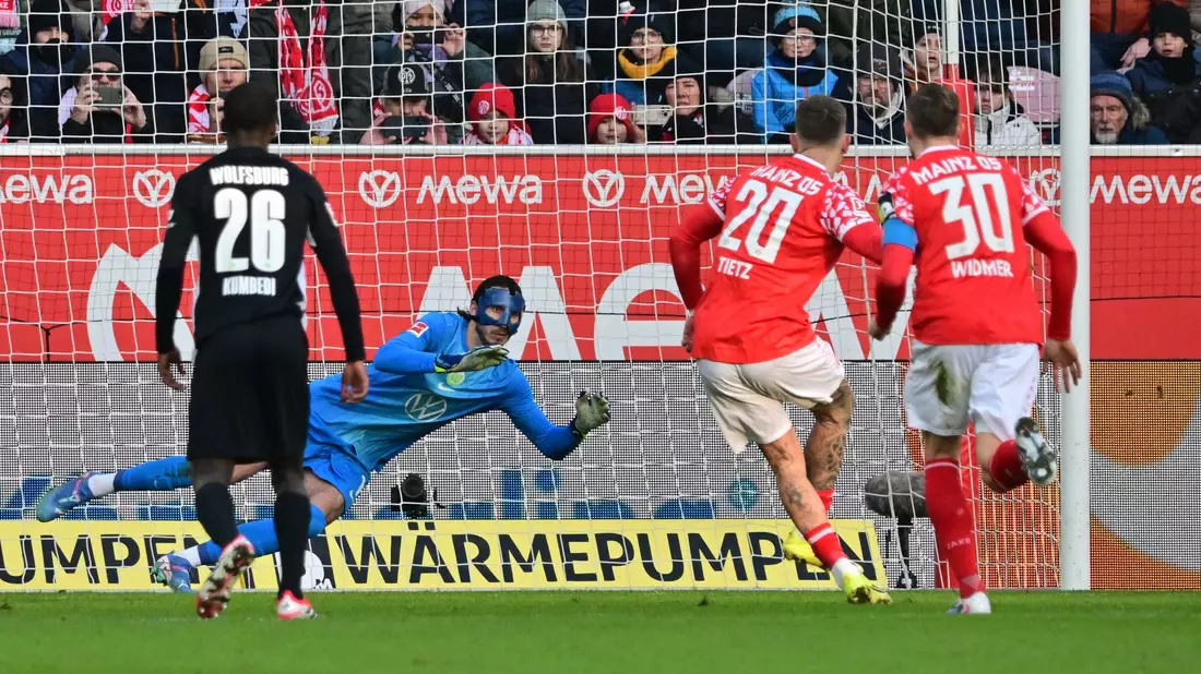 Phillip Tietz (2.v.r.) vergibt einen Elfmeter für Mainz. - Bild: Torsten Silz/dpa