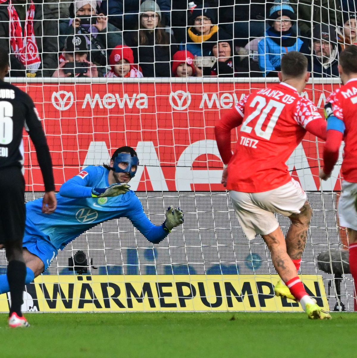 Phillip Tietz (2.v.r.) vergibt einen Elfmeter für Mainz. - Foto: Torsten Silz/dpa