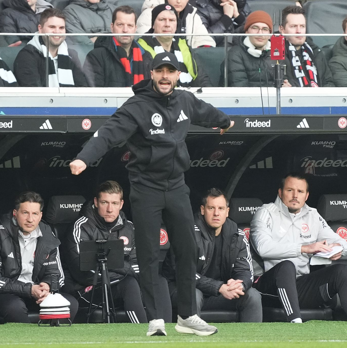 Bei seiner Bundesliga-Premiere engagiert unterwegs: Frankfurts Interimstrainer Dennis Schmitt. - Foto: Marc Schüler/dpa