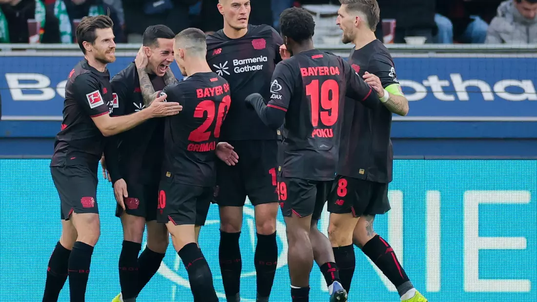 Bayer Leverkusen jubelt über das Tor zum 1:0 durch Lucas Vázquez.  - Bild: Rolf Vennenbernd/dpa