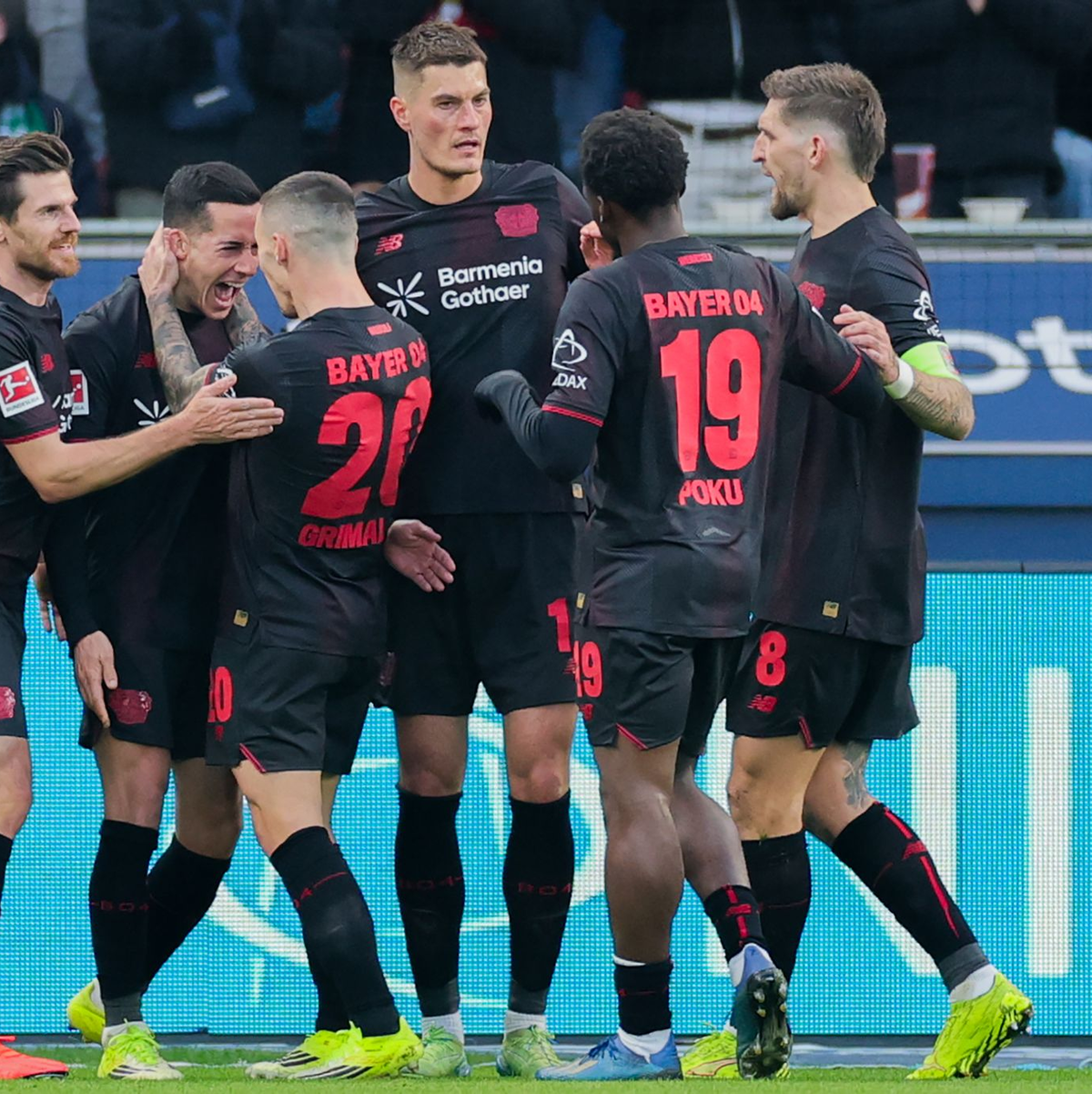 Bayer Leverkusen jubelt über das Tor zum 1:0 durch Lucas Vázquez.  - Foto: Rolf Vennenbernd/dpa