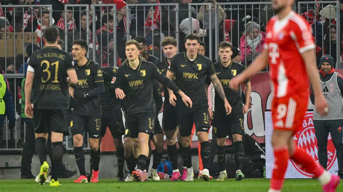 Freude beim FC Augsburg, Enttäuschung bei Harry Kane. - Bild: Peter Kneffel/dpa