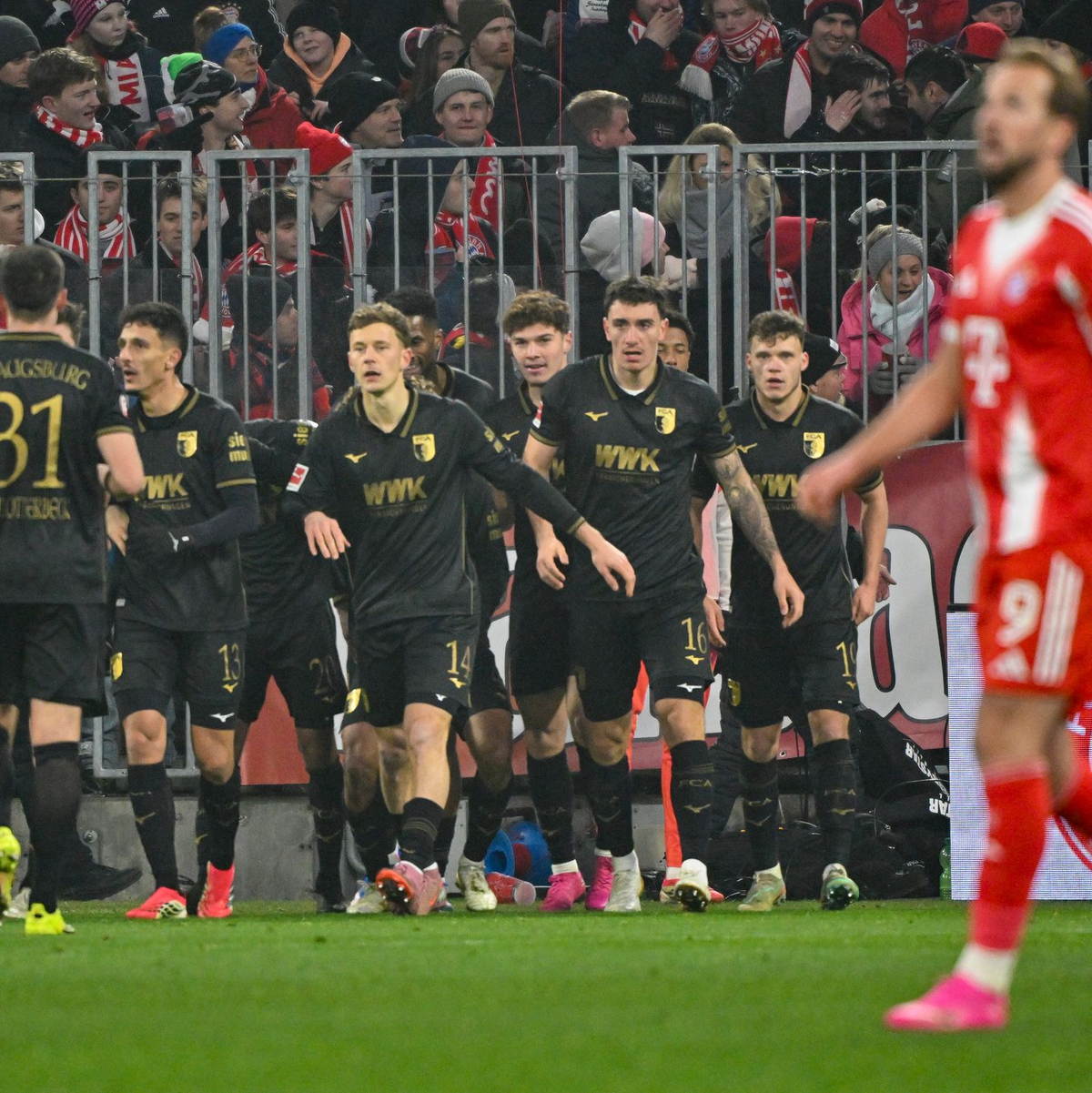 Freude beim FC Augsburg, Enttäuschung bei Harry Kane. - Foto: Peter Kneffel/dpa