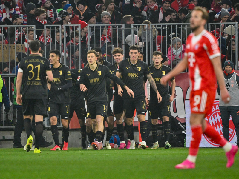 Freude beim FC Augsburg, Enttäuschung bei Harry Kane. - Foto: Peter Kneffel/dpa