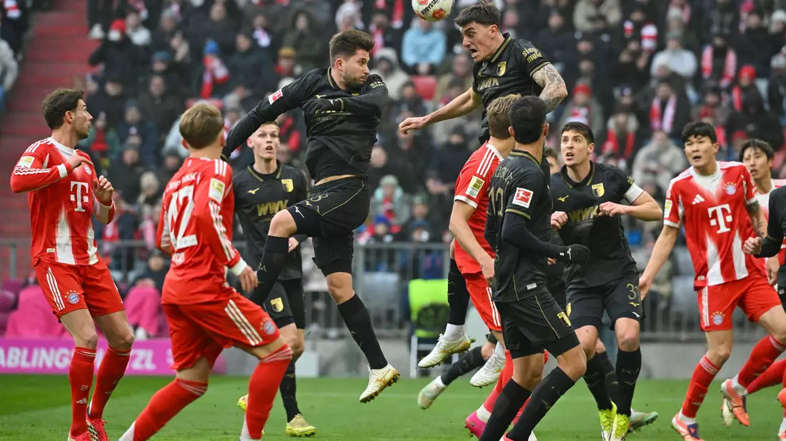 Mit viel Leidenschaft trat der FC Augsburg in München auf. - Bild: Peter Kneffel/dpa