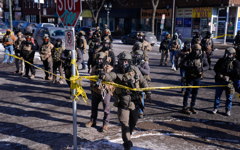 Kurz nach dem Vorfall versammelten sich Demonstranten vor Ort, die Beamten sperrten die Umgebung ab. - Foto: Abbie Parr/AP/dpa
